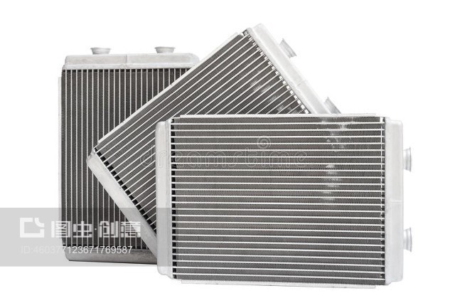 白色背景上的三個(gè)新的汽車散熱器爐子Three new automotive radiator stove on a white background